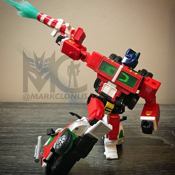 Official In Hand Image Transformers Holiday Optimus Prime Design  (4 of 10)
